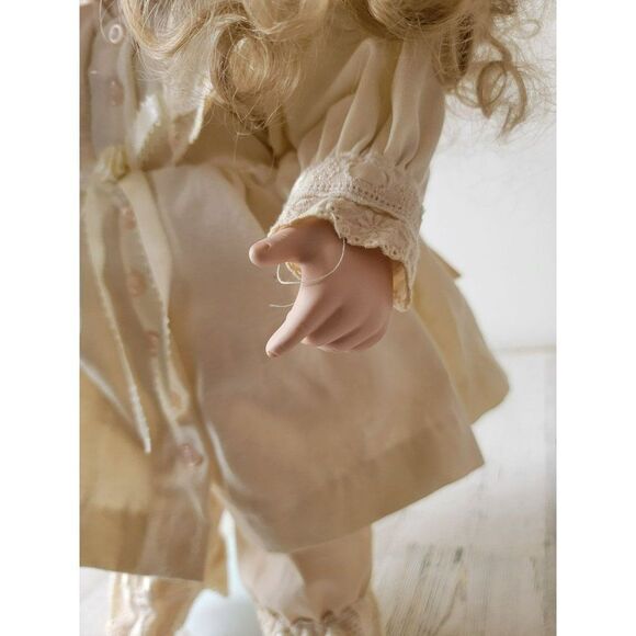 Beautiful Buttercup Little dreamer porcelain doll Georgetown collection - Picture 9 of 14